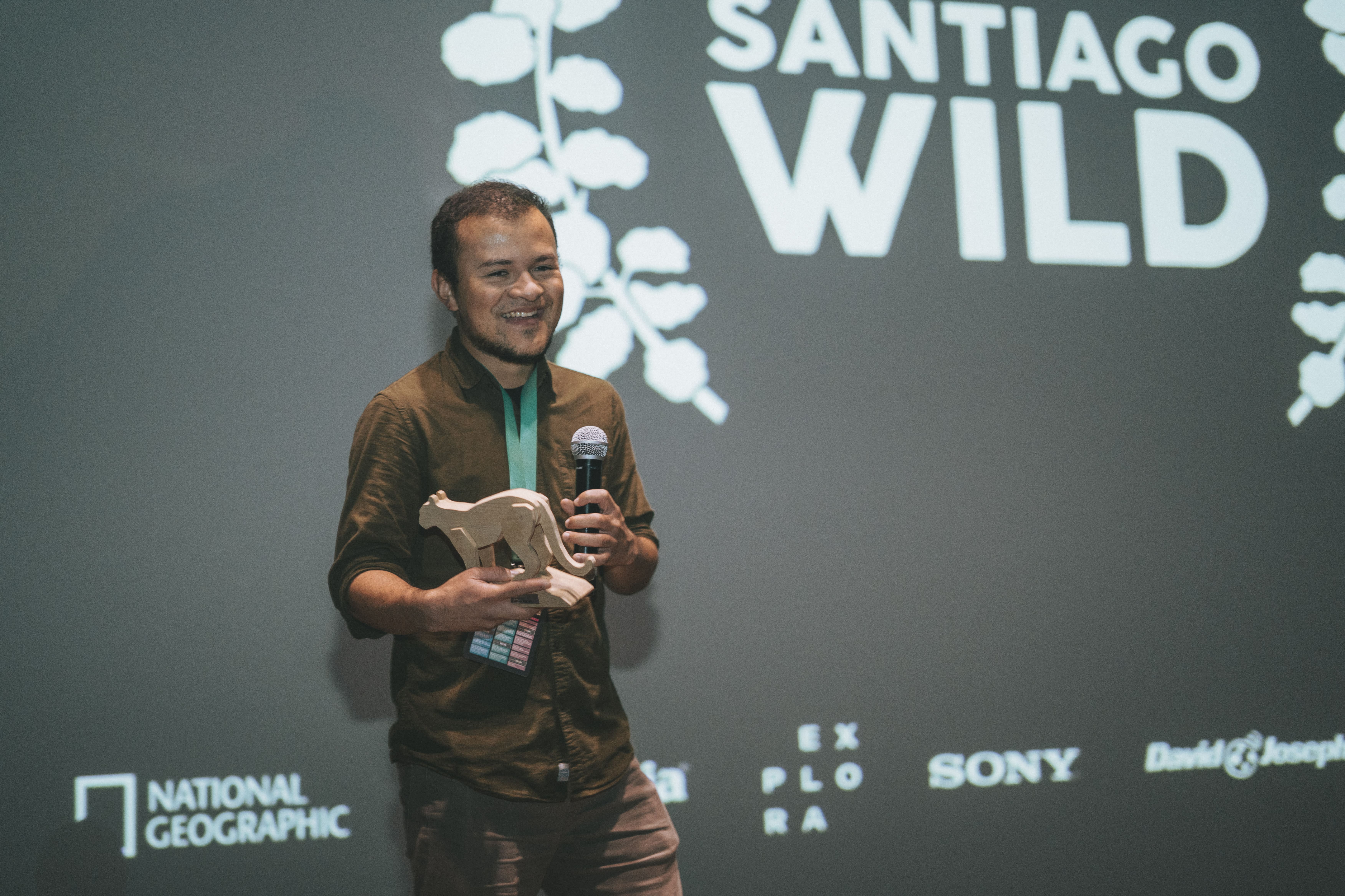 Felipe Vega Con sosteniendo el trofeo del puma en la ceremonia de premiación de Santiago Wild 2026